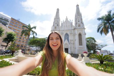 Vitoria, Brezilya 'daki Selfie kızı. Genç turist kadın Vitoria Katedrali, Espirito Santo, Brezilya.