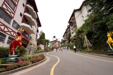 GRAMADO, BRAZIL - 27 Kasım 2023: Gramado şehrinin Noel zamanı manzarası, Rio Grande do Sul, Brezilya