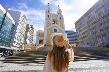Florianopolis, Brezilya 'da turizm. Gezgin kızın manzarası Florianopolis Katedrali, Santa Catarina, Brezilya.