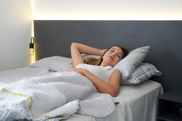 Genç Kadın Yatakta Iyi Uyuyor Genç Kız Iyi Uykular Telifsiz Stok Fotoğraflar