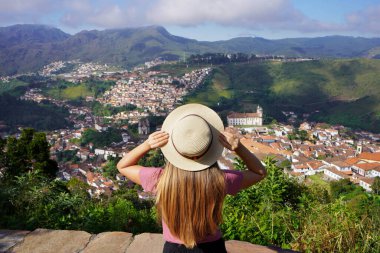 Ouro Preto, Brezilya 'da turizm. Brezilya 'nın Minas Gerais eyaletindeki UNESCO dünya mirası sahasında tarihi şehir Ouro Preto' ya göz kulak olan genç gezgin kadının geçmişe bakışı.
