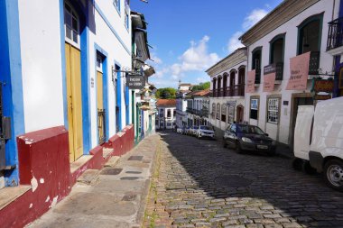 OURO PRETO, MINAS GERAIS - 11 Nisan 2024: Brezilya 'nın Minas Gerais kentindeki Ouro Preto kolonisinin tipik caddesi