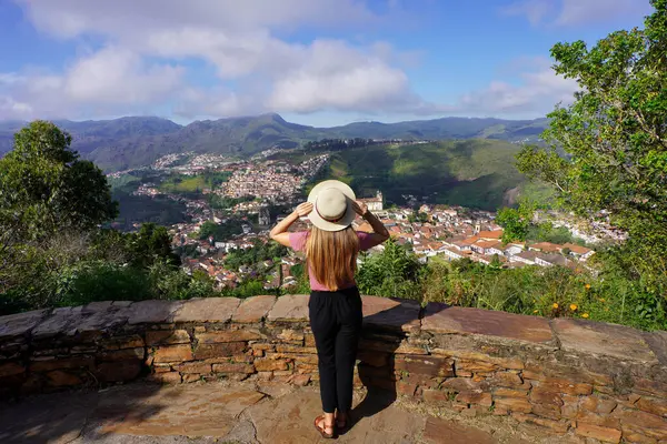 Ouro Preto, Brezilya 'da tatiller. Brezilya 'nın Minas Gerais eyaletindeki UNESCO dünya mirası sahasında tarihi şehir Ouro Preto' ya göz kulak olan tam boy genç gezgin kadın..