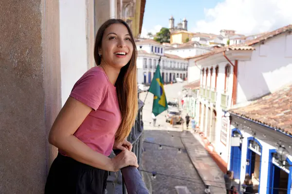 Brezilya 'nın Minas Gerais kentindeki UNESCO Dünya Mirası Bölgesi' nin tarihi kenti Ouro Preto 'nun balkonundan dışarı bakan genç bir kadın görülüyor.