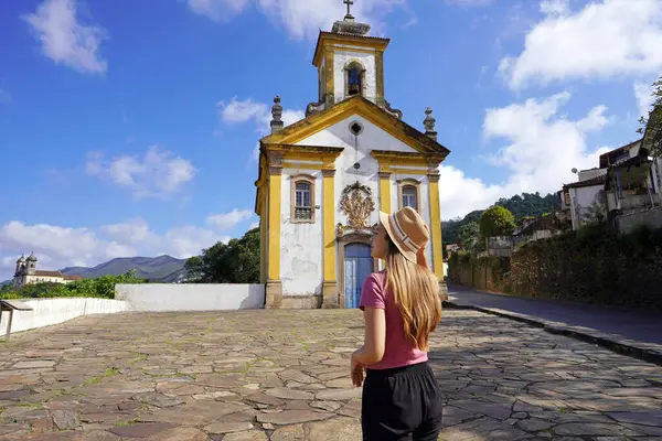 Reisendes Mädchen Besucht Die Historische Stadt Ouro Preto Unesco Weltkulturerbe lizenzfreie Stockbilder