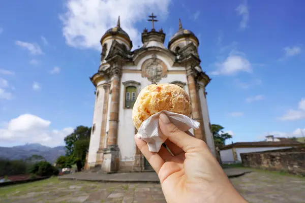 Pao Queijo Brasilianisches Käsebrötchen Mit Der Kirche Des Heiligen Franziskus lizenzfreie Stockfotos