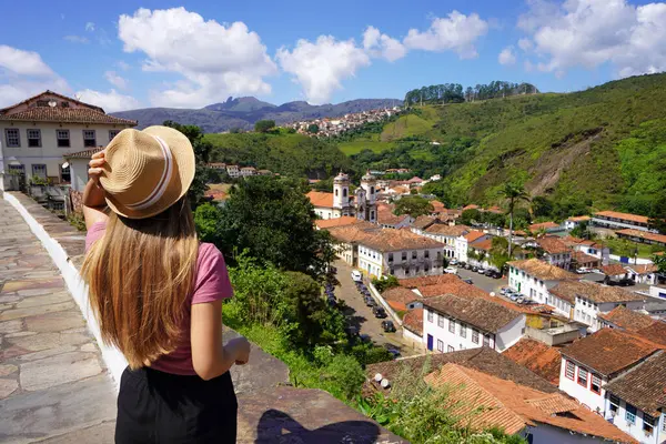 Podróżująca Kobieta Ciesząca Się Krajobrazem Historycznego Miasta Ouro Preto Minas Zdjęcie Stockowe