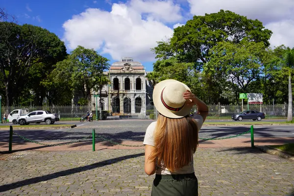 Όμορφη Κοπέλα Που Επισκέπτεται Την Πόλη Belo Horizonte Minas Gerais Εικόνα Αρχείου