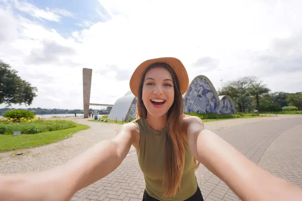 Νεαρή Ταξιδιώτης Γυναίκα Παίρνει Αυτο Πορτρέτο Στο Belo Horizonte Minas Εικόνα Αρχείου