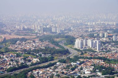 Sao Paulo megalopolis silueti. Büyük Sao Paulo 'nun şehir alanı, Brezilya' nın Sao Paulo Eyaleti 'nde yer alan büyük metropol alanı..