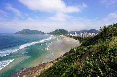 Guaruja, Sao Paulo State, Brezilya 'daki Praia do Tombo plajının güzel manzarası