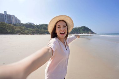 Brezilyalı kız, Guaruja, Sao Paulo, Brezilya 'daki Praia do Tombo plajını gösteren kendi portresini çekiyor.