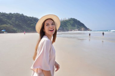 Brezilya 'da Guaruja, Sao Paulo, Brezilya' da Praia do Tombo plajında yürüyen Brezilyalı bir kız.