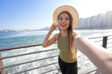 Brezilyalı kız, Güney Amerika, Brezilya 'da Guaruja gezinti alanında kendi portresini çekiyor.