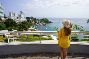 Brezilya Salvador de Bahia 'daki All Saints Körfezi' nden manzaranın keyfini çıkaran güzel bir moda kızı.