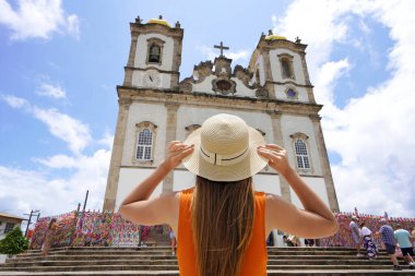 Brezilya, Salvador de Bahia 'da turizm. Gezgin kız tarihi Salvador de Bahia şehrini ziyaret ediyor. Brezilya Salvador de Bahia 'daki Nosso Kilisesi' nin önündeki genç turist kadın..