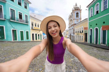 Brezilya, Salvador de Bahia 'da tatil. Salvador de Bahia 'nın tarihi merkezinde bulunan gezgin kızın portresi Brezilya' nın ilk başkenti UNESCO Dünya Mirası.