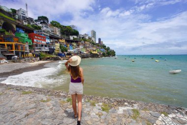 Brezilya, Salvador de Bahia 'da turizm. Brezilya 'nın Salvador de Bahia kentindeki Gamboa de Baixo ve All Saints Körfezi manzarasının keyfini çıkaran gezgin kız..