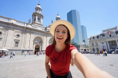 Santiago de Chile 'de tatiller. Güzel gülümseyen kız Armas Meydanı, Santiago, Şili 'de selfie çekiyor..