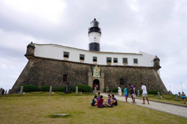 SALVADOR DE BAHIA, BRAZİL - 13 Ekim 2024: Farol da Barra deniz feneri ile Forte de Santo Antonio da Barra kalesi, Salvador de Bahia, Brezilya