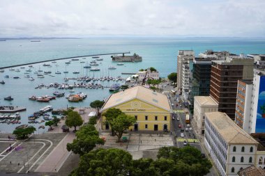 SALVADOR DE BAHIA, BRAZİL - 15 Ekim 2024: Mercado Modelo pazarı ve Salvador de Bahia limanı, Brezilya