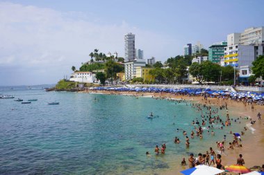 SALVADOR DE BAHIA, BRAZİL - 13 Ekim 2024: Praia do Porto da Barra plajı Salvador de Bahia, Brezilya
