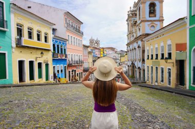 Salvador de Bahia 'da tatil. Gezgin kızın arka görünüşü ünlü Pelourinho tarihi merkezi Salvador de Bahia 'dan geliyor, UNESCO Dünya Mirası, Brezilya.