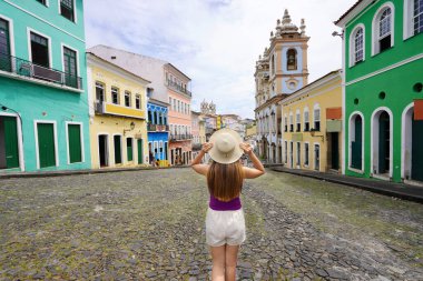 Brezilya, Salvador de Bahia 'da turizm. Gezgin kızın geçmişi, ünlü Pelourinho tarihi merkezi Salvador de Bahia, UNESCO Dünya Mirası, Brezilya 'dan geliyor..