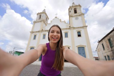 Zafer Anıtı Kilisesi 'nin ön cephesindeki güzel genç kadının portresi, Sao Cristovao, Sergipe, Brezilya