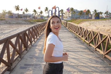 Aracaju 'da gün batımında Arcos da Orla de Atalaia arka planda, Sergipe State, Brezilya