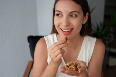 Güzel kız elinden fındık yiyor.