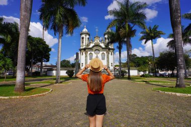Brezilya Koloni Sanatı. Gezgin kız, Brezilya 'nın Minas Gerais kentindeki Sao Joao del-Rei kasabasındaki Assisi Aziz Francis kilisesini ziyaret eder..