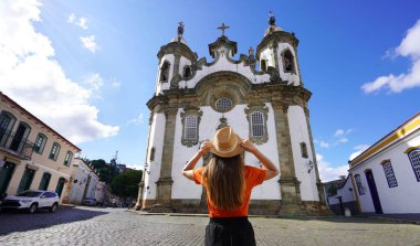 Brezilya 'da turizm. Genç gezgin kadının Sao Joao del Rei, Minas Gerais, Brezilya 'yı ziyaretinin arka görüntüsü.