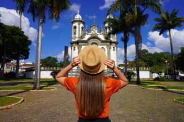Gezgin kız Brezilya 'nın tarihi sömürge kasabası Sao Joao del-Rei' yi ziyaret etti, Minas Gerais, Brezilya