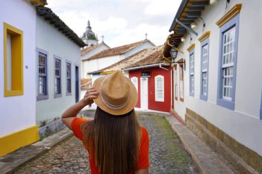 Sao Joao del Rei 'nin tarihi merkezini ziyaret eden genç turist kadın, Minas Gerais, Brezilya