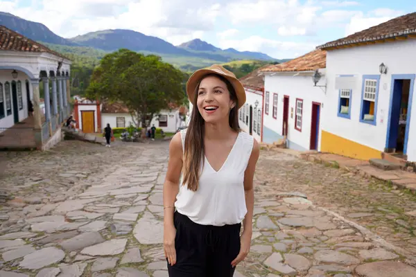 Brezilya sömürgesi. Brezilya 'nın Minas Gerais eyaletindeki Tiradentes tarihi köyünü ziyaret eden genç bir kadın..