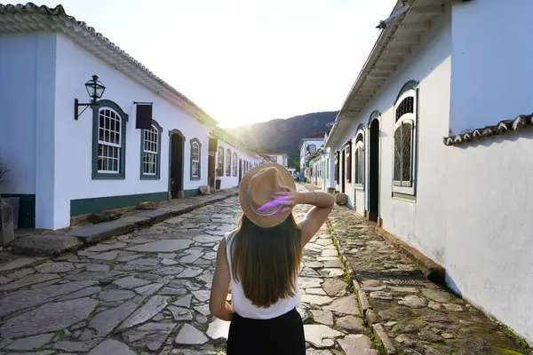 Brezilya 'da gün batımında tarihi sömürge köyü Tiradentes' te turist kadın.