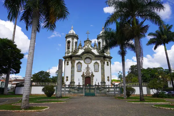 Brezilya 'nın Minas Gerais kentindeki Sao Joao del-Rei kasabasındaki geç dönem barok kilisesi Assisi Aziz Francis' in cephesi.