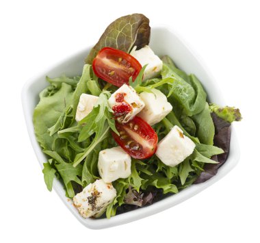 Feta Peynirli Taze Bahar Salatası Beyaz Arkaplanda İzole Edildi.