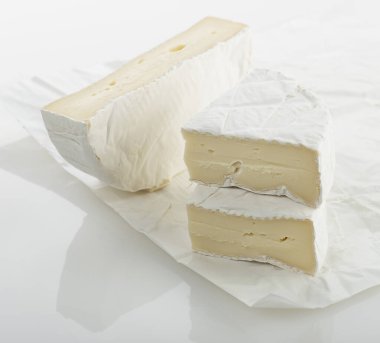 Kağıt ambalajda Fransız peyniri.