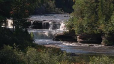 Tahquamenon Falls Eyalet Parkı. Aşağı Şelale .
