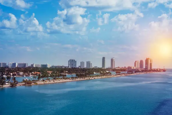 从迈阿密港俯瞰迈阿密市美丽的全景 位于佛罗里达州迈阿密的以棕榈岛和南岸建筑为背景的麦克阿瑟铜锣道 图库图片
