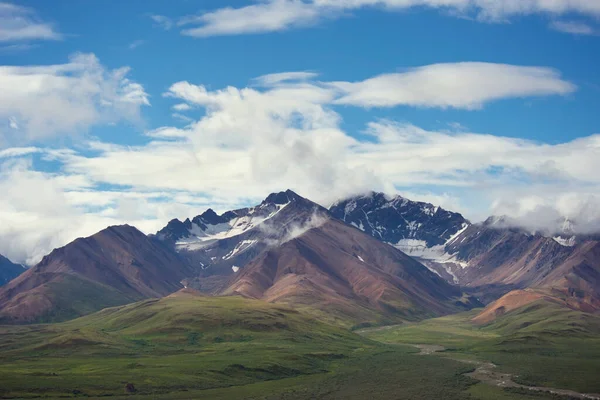 Пейзаж Аляски Снежными Горами Облачным Небом Стоковое Фото