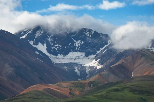 Aljašská Krajina Zasněženými Horami Oblačným Nebem Royalty Free Stock Fotografie