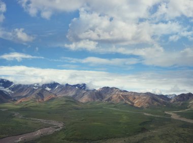 Güzel Alaska manzarası Karlı Dağlar ve bulutlu gökyüzü.