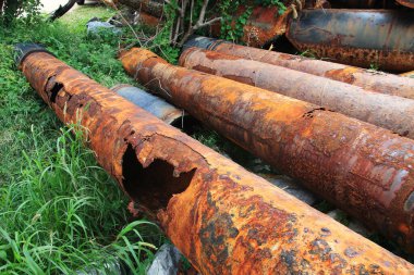 Eski paslı demir borular. Çelik boru paslı ve kullanılamaz..