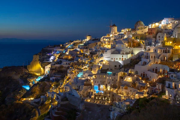 Yunanistan 'ın Santorini adasındaki Oia köyü gece boyunca. 