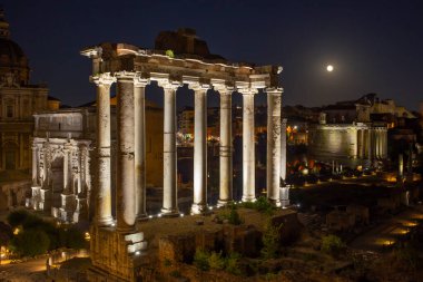 Roma Forumu, Foro di Cesare olarak da bilinir, ya da geceleri Sezar Forumu. Roma, İtalya 'da.