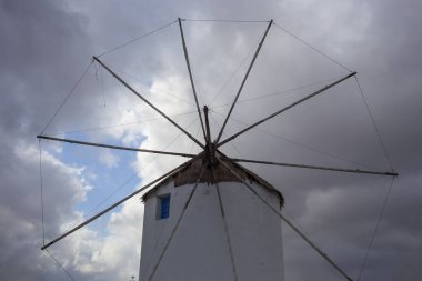 Güzel Cycladic kasabası Chora 'daki Ios Adası' nın geleneksel yel değirmeni. Yunanistan. 