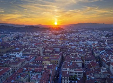 Floransa ya da Firenze, gün batımında. Havadan şehir manzarası. 